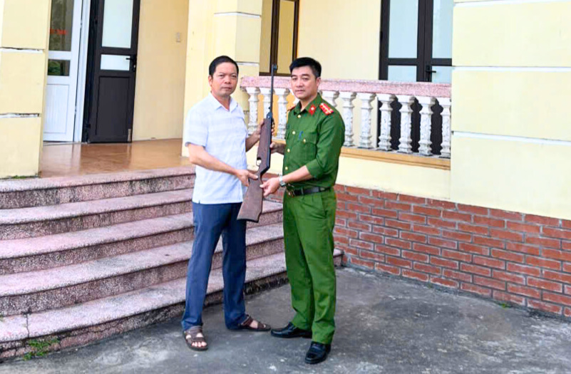 Công an phường Phạm Sư Mạnh: Vận động nhân dân giao nộp 3 khẩu súng
